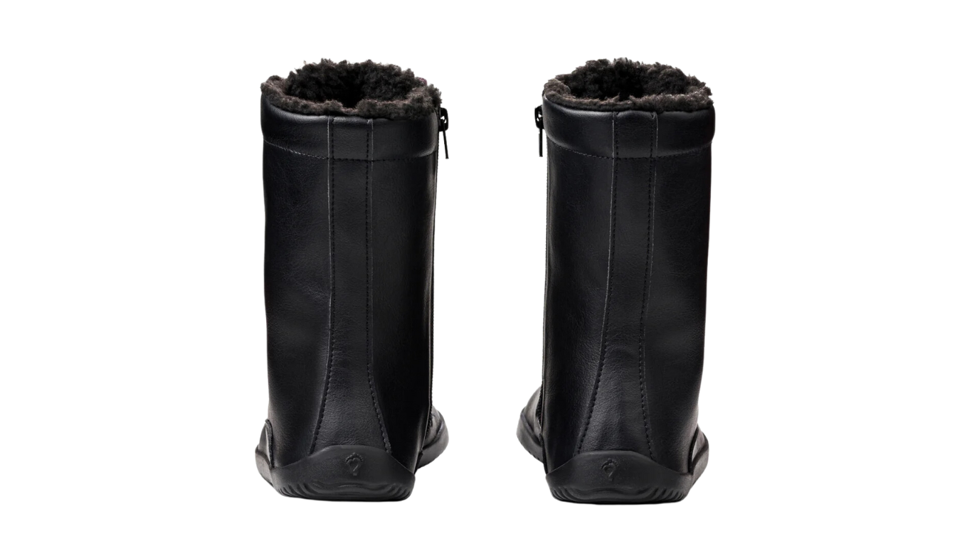 Barfußstiefel, hohe geschlossene Ausführung, Rückansicht als Paar. Gerader Fersenverlauf, flache Sohle, aufrechter Schaft.