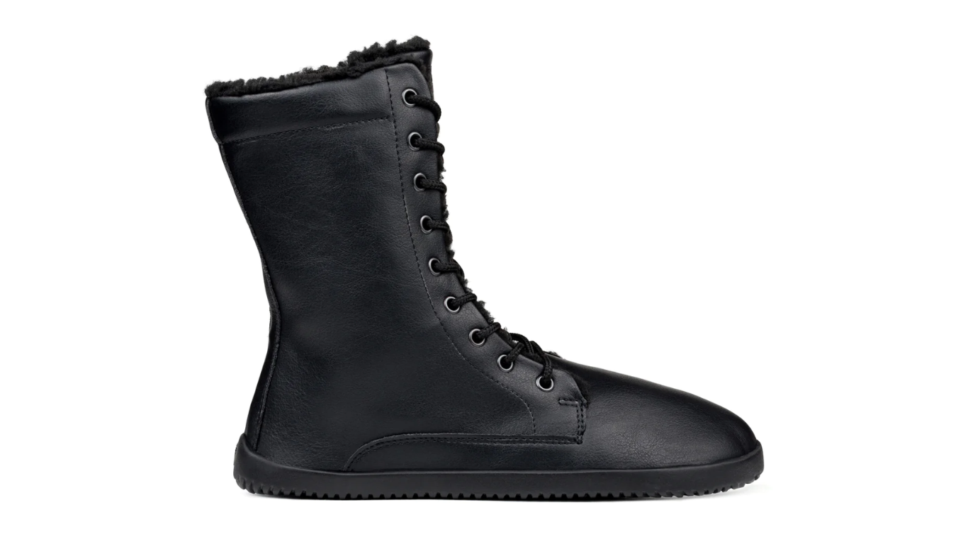 Barfußstiefel, hohe geschlossene Ausführung, Seitenansicht rechts. Schnürung, breite Zehenbox, flache dünne Sohle.