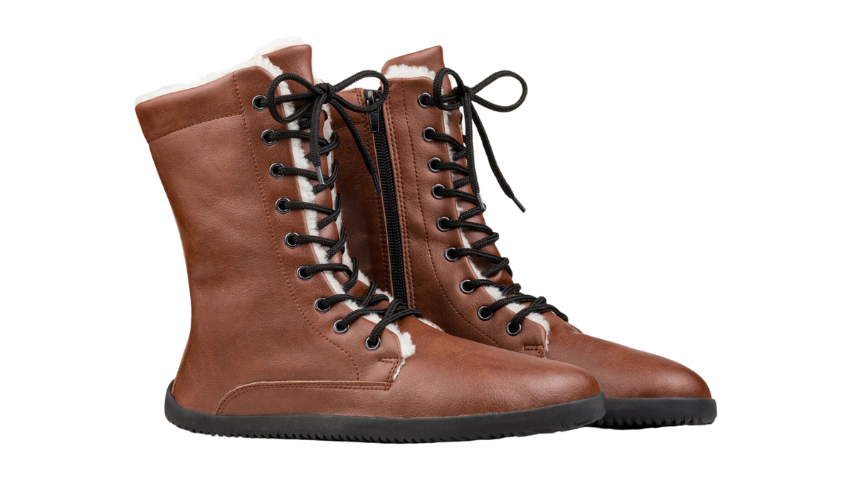 Barfußstiefel, hohe geschlossene Ausführung, schräge Vorderansicht als Paar. Geschlossene Zehen, symmetrische Schnürung.
