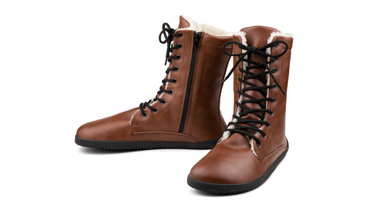 Barfußstiefel, hohe geschlossene Ausführung, schräge Vorderansicht als Paar. Geschlossene Zehen, symmetrische Schnürung.