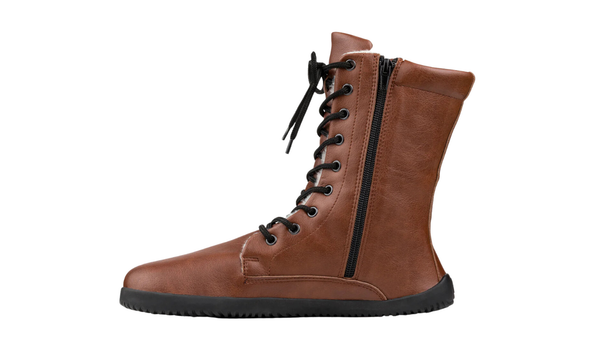 Barfußstiefel, hohe geschlossene Ausführung, Seitenansicht links. Schnürung, breite Zehenbox, Reißverschluss, flache dünne Sohle.