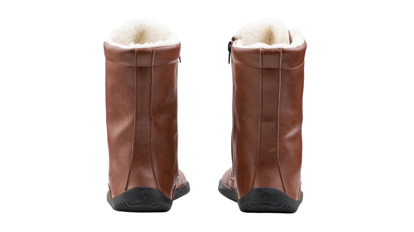 Barfußstiefel, hohe geschlossene Ausführung, Rückansicht als Paar. Gerader Fersenverlauf, flache Sohle, aufrechter Schaft.