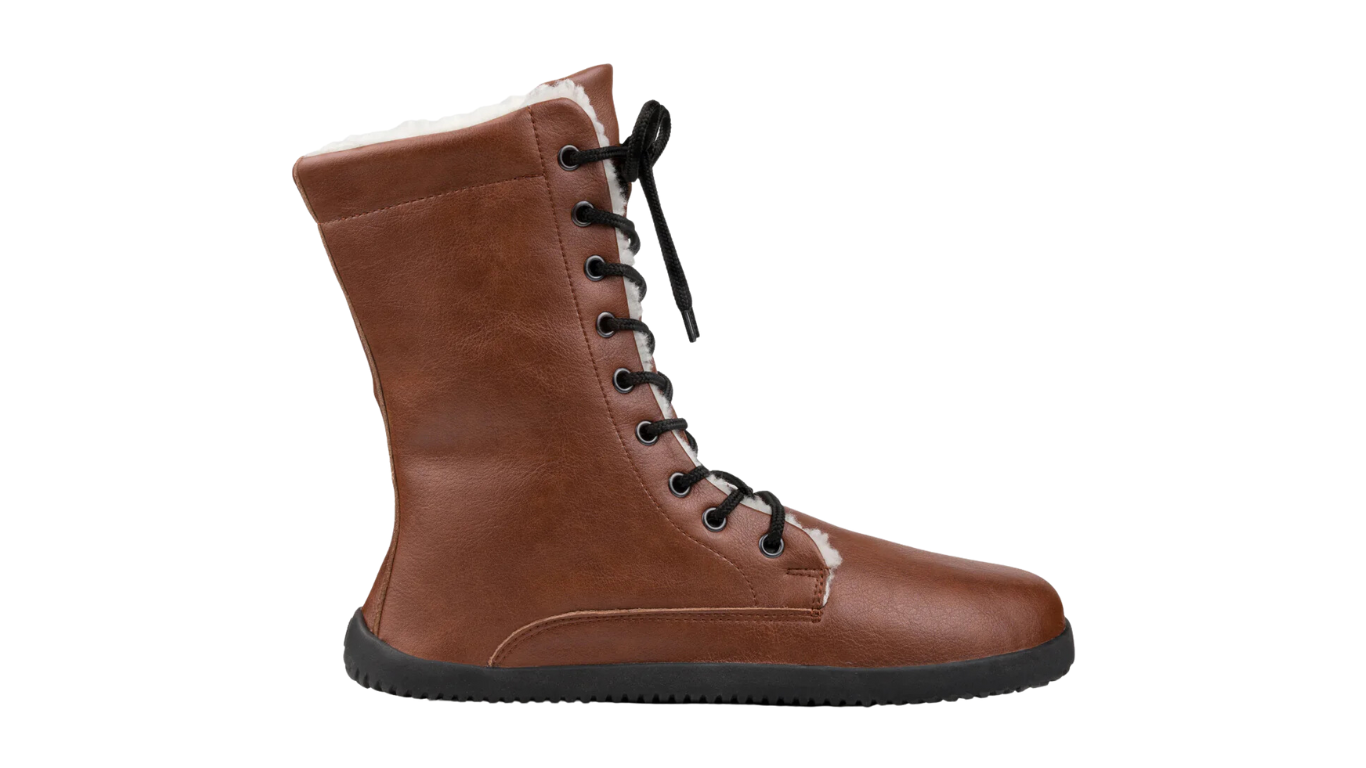 Barfußstiefel, hohe geschlossene Ausführung, Seitenansicht rechts. Schnürung, breite Zehenbox, flache dünne Sohle.