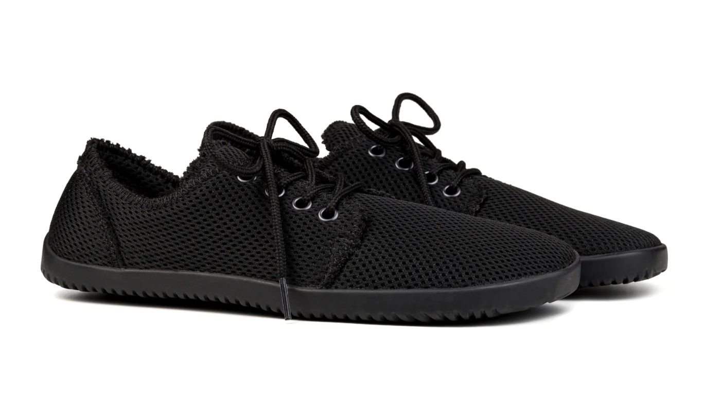Alltagsbarfußschuh, schräge Vorderansicht. Paaransicht, niedriger geschlossener Schnürschuh mit breiter Zehenbox.