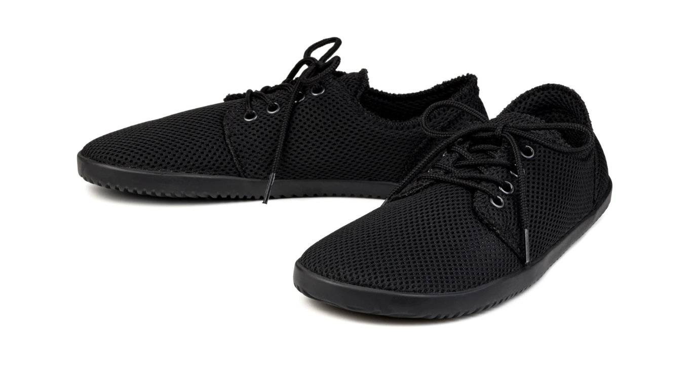 Alltagsbarfußschuh, schräge Vorderansicht. Paaransicht aus leicht erhöhter Perspektive, Schnürung und Zehenbereich sichtbar.