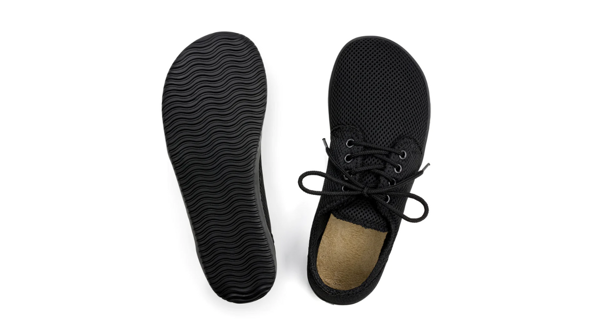 Alltagsbarfußschuh, Ansicht von unten. Paaransicht, flexible flache Sohle mit Profilstruktur.