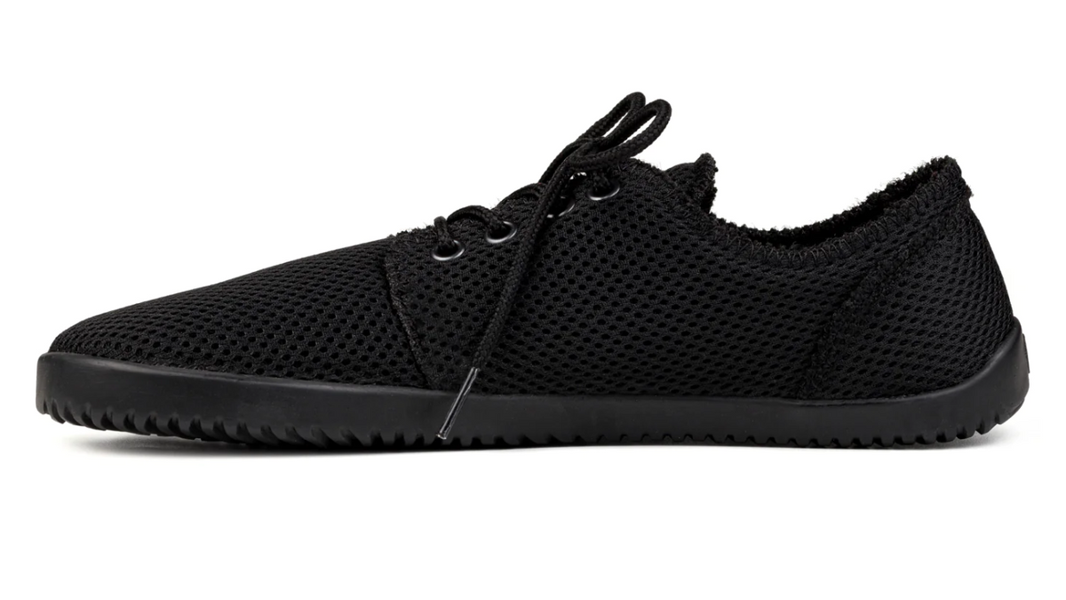 Alltagsbarfußschuh, Seitenansicht innen. Einzelner niedriger Schnürschuh mit flexibler Sohle.