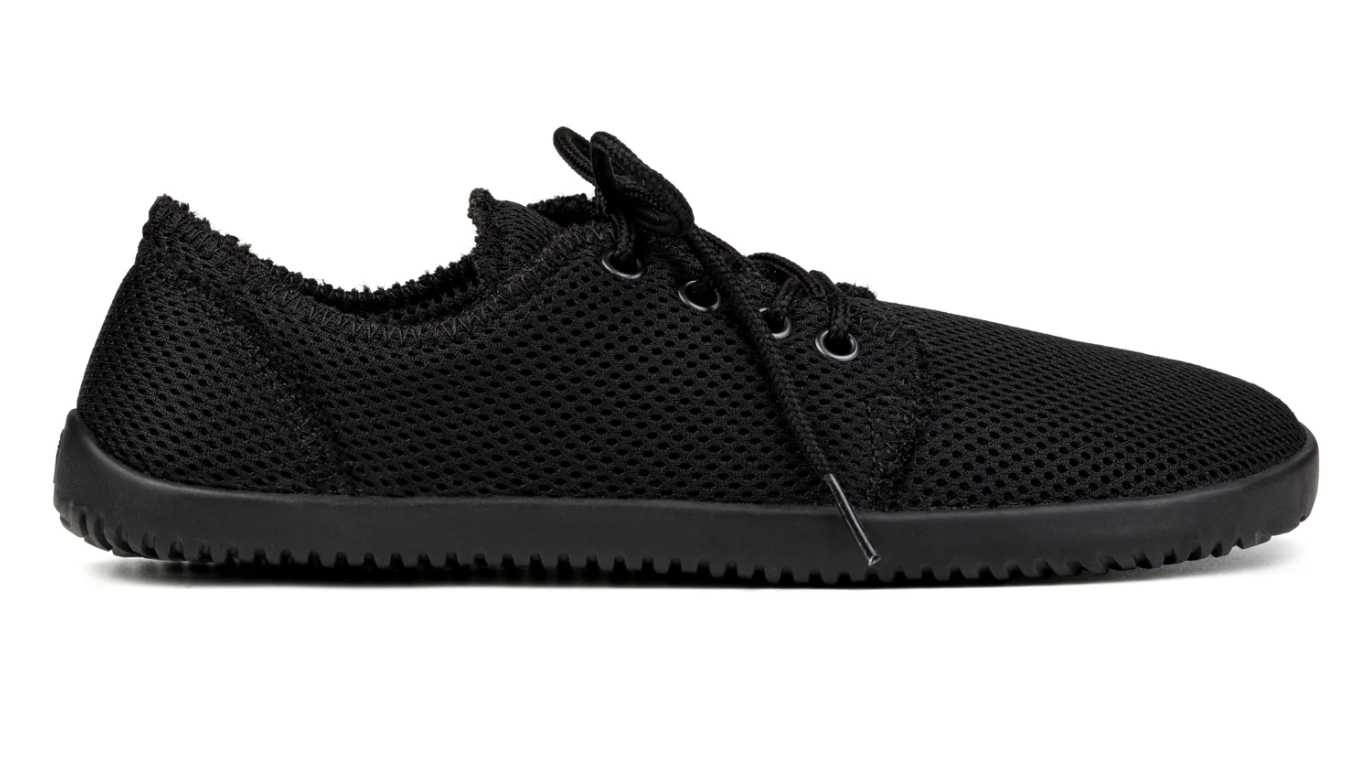 Alltagsbarfußschuh, Seitenansicht außen. Niedriger geschlossener Schnürschuh mit breiter Zehenbox und flexibler flacher Sohle.