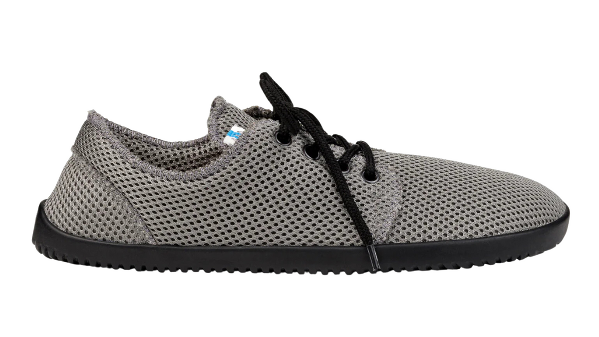 Alltagsbarfußschuh, Seitenansicht außen. Niedriger geschlossener Schnürschuh mit breiter Zehenbox, zweite Farbvariante.