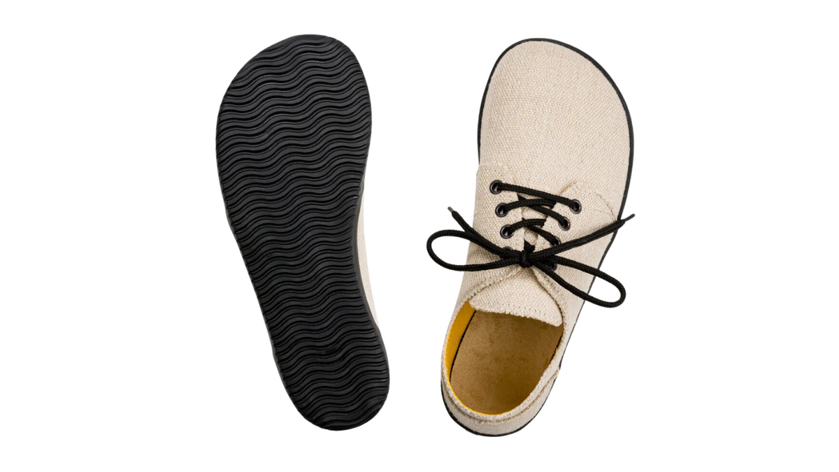 Barfußschuh und Einlegesohle, Draufsicht und Ansicht von unten. Dünne Laufsohle, fußförmiger Zuschnitt, flache Bauweise.