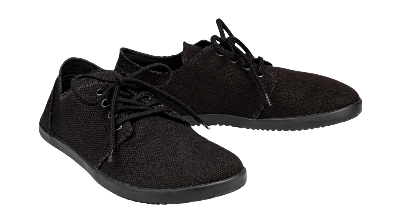 Barfußschuh, flache geschlossene Ausführung, Seitenansicht rechts als Paar. Schnürung, niedriger Schaft, dünne Sohle.