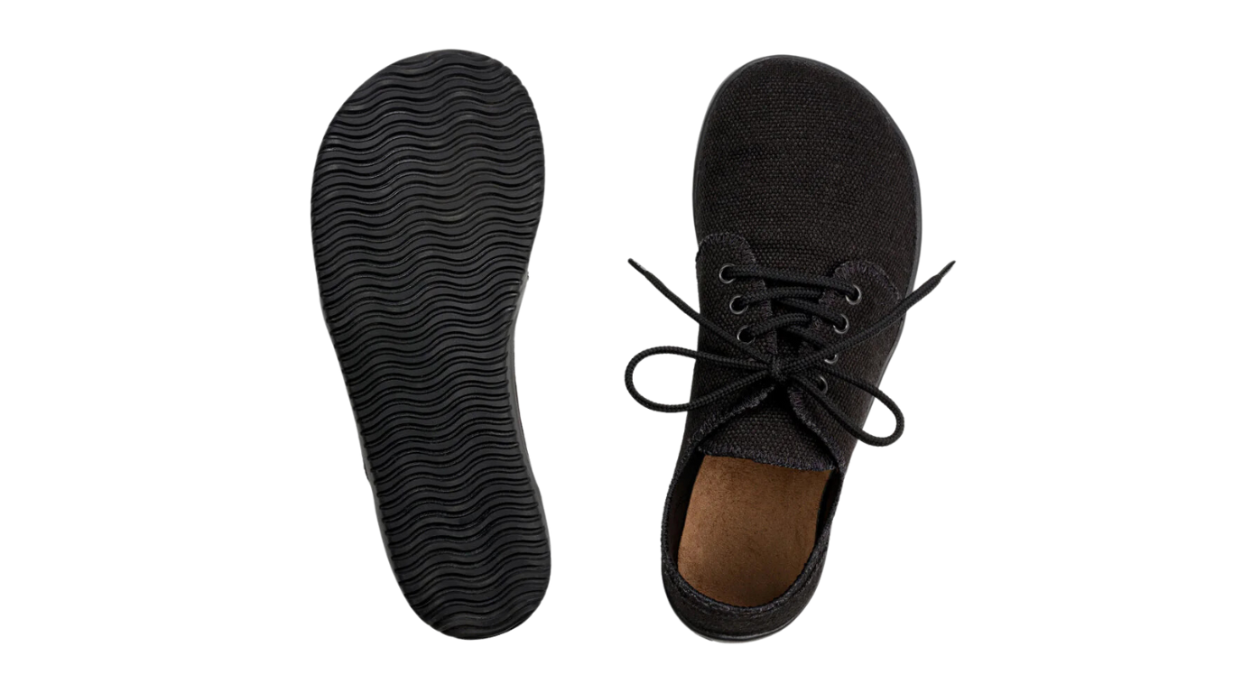Barfußschuh und Einlegesohle, Draufsicht und Ansicht von unten. Dünne Laufsohle, fußförmiger Zuschnitt, flache Bauweise.