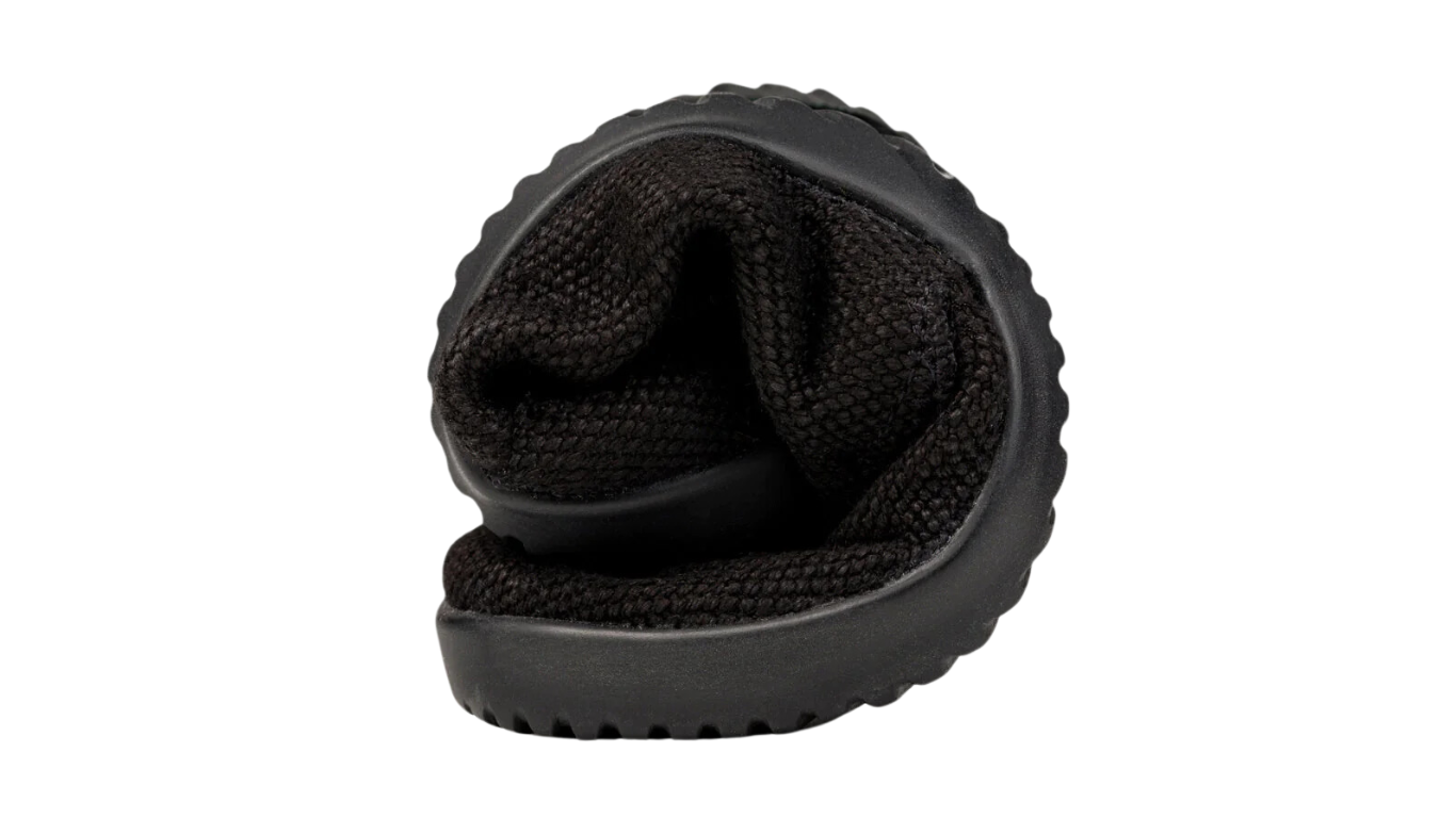 Barfußschuh, vollständig zusammengerollt, Draufsicht. Sehr hohe Flexibilität von Sohle und Schaft sichtbar.