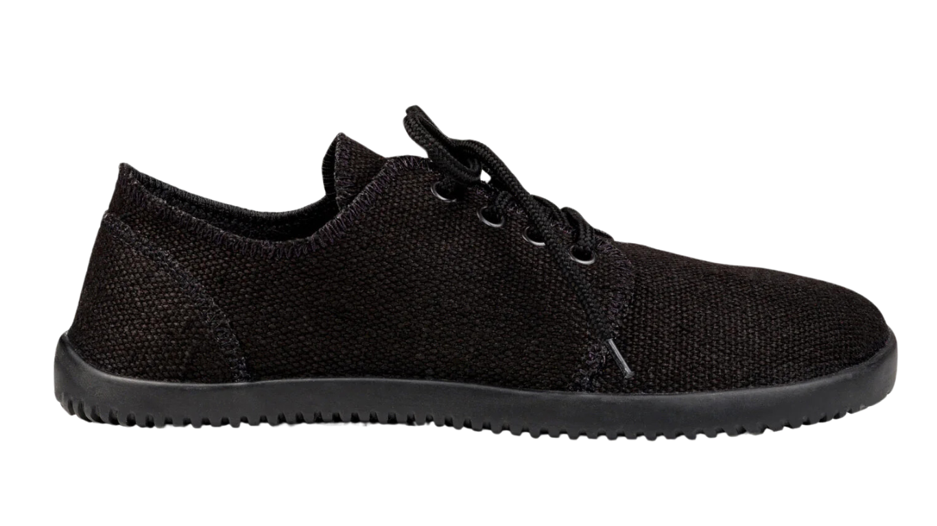 Barfußschuh, flache geschlossene Ausführung, Seitenansicht rechts. Schnürung, breite Zehenbox, sehr dünne flexible Sohle.