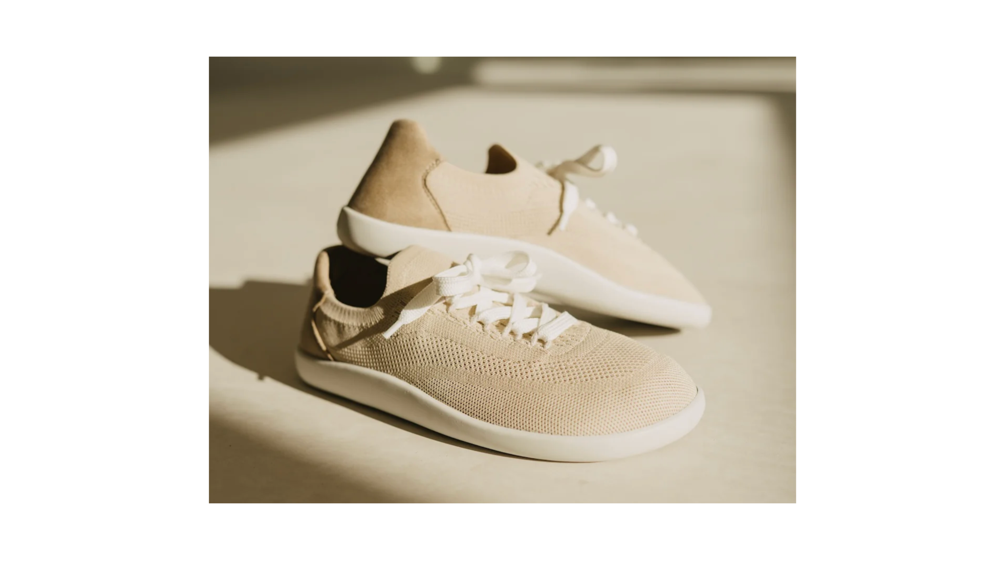 Barfußsneaker mit Schnürung, Strick-Obermaterial und geschlossener Zehenpartie, schräge Vorder- und Rückansicht als Paar