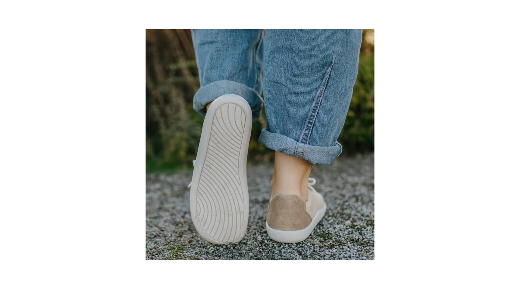 Barfußsneaker mit Schnürung, Strick-Obermaterial und geschlossener Zehenpartie, Paar getragen am Fuß