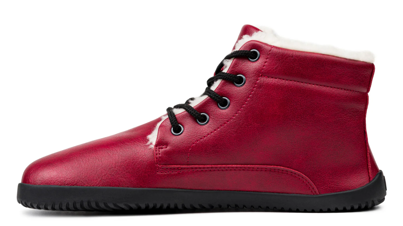 Barfußschuh, hohe Ausführung, Seitenansicht links. Schnürung, geschlossene Zehen, flache sehr dünne Sohle, breite Zehenbox gut erkennbar.