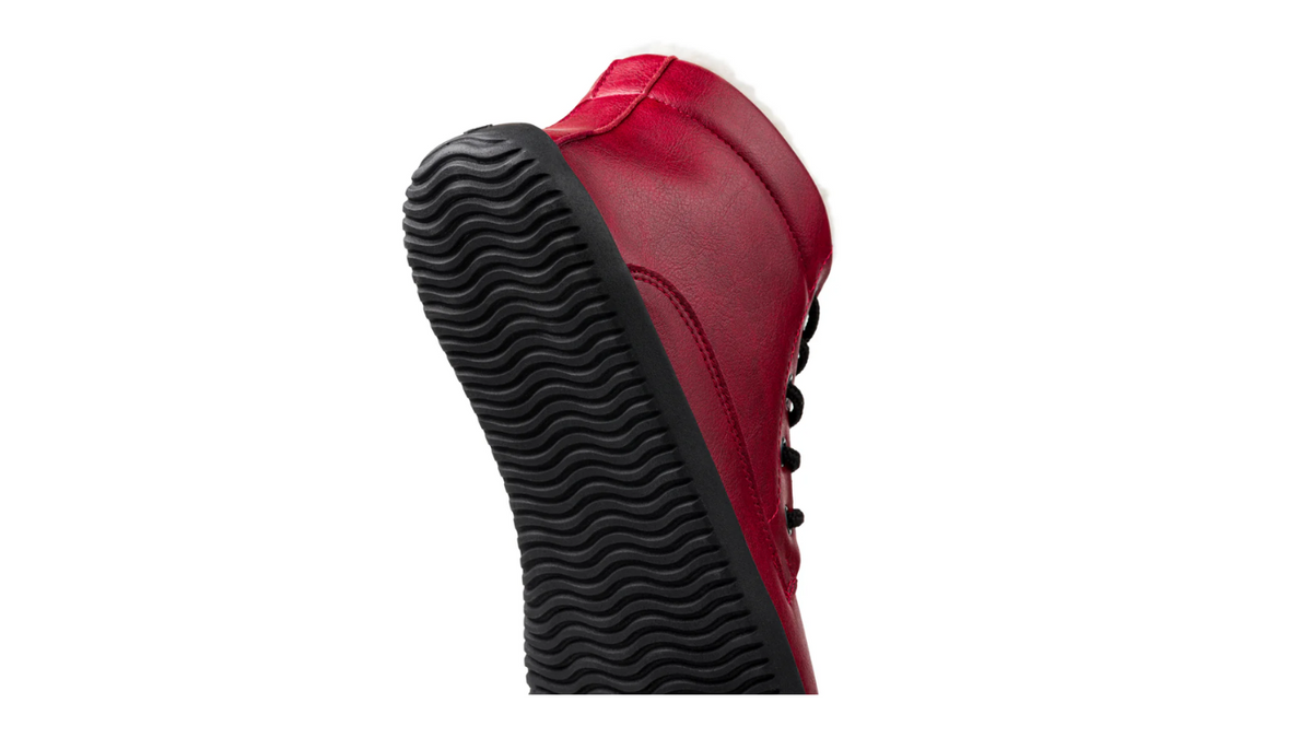 Barfußschuh, hohe Ausführung, Detailansicht der Sohle seitlich gebogen. Sehr hohe Flexibilität der dünnen Laufsohle sichtbar.