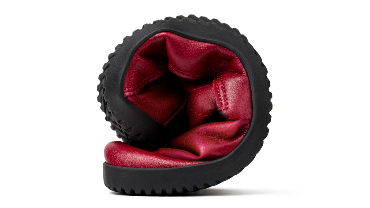 Barfußschuh, hohe Ausführung, vollständig zusammengerollt. Extrem flexible Sohle, weicher Schaft, kompakte Form.