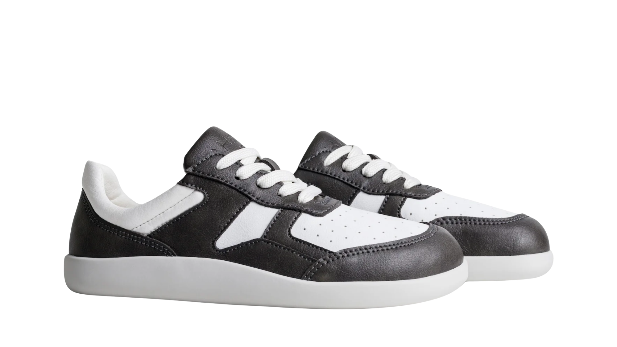 Barfußsneaker mit Schnürung, perforierter Zehenpartie und geschlossener Zehenpartie, schräge Vorderansicht als Paar