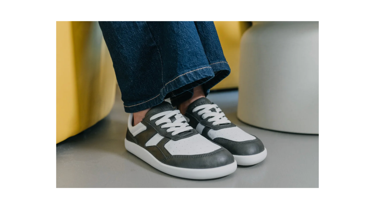 Barfußsneaker mit Schnürung, perforierter Zehenpartie und geschlossener Zehenpartie, schräge Vorderansicht als Paar, getragen am Fuß
