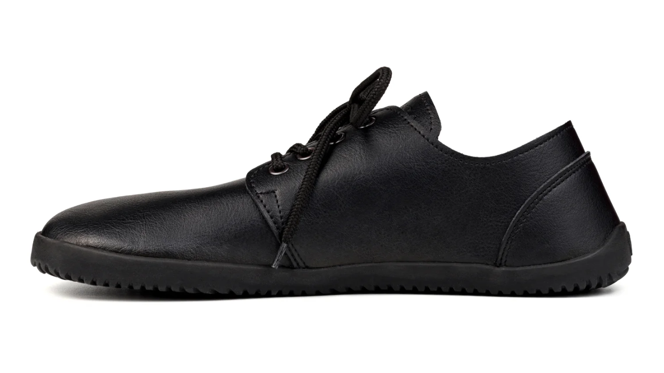Barfußschuh, flache geschlossene Ausführung, Seitenansicht links. Schnürung, breite Zehenbox, sehr dünne flexible Sohle.