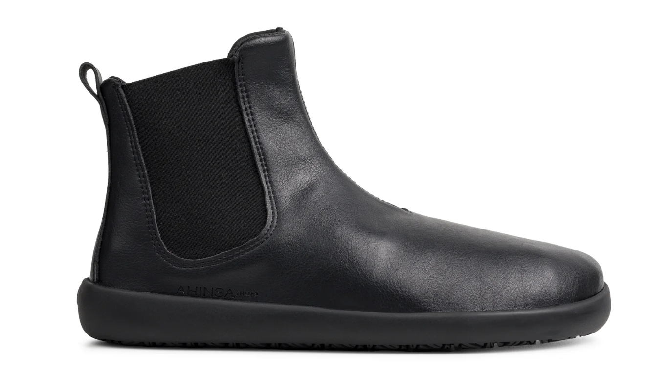 Barfußschuh Chelsea, Seitenansicht außen. Knöchelhoher geschlossener Schuh mit Elastikeinsatz, breite Zehenbox, flexible flache Sohle.