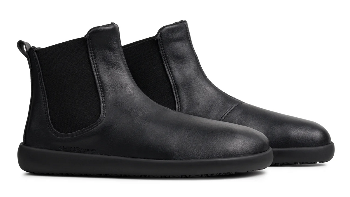 Barfußschuh Chelsea, schräge Vorderansicht. Paaransicht, knöchelhoch, geschlossener Schuh mit Elastikeinsätzen, breite Zehenbox.