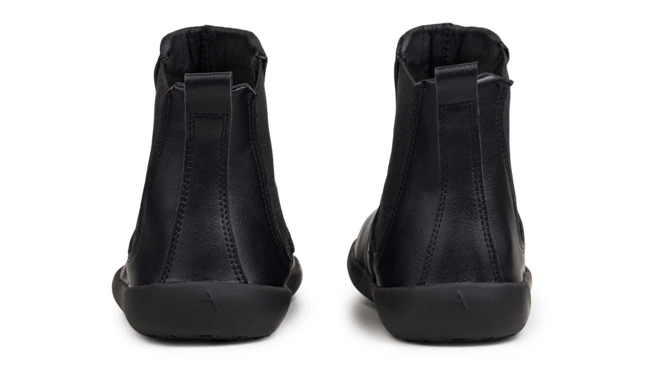 Barfußschuh Chelsea, Rückansicht. Paaransicht, knöchelhoch, geschlossener Fersenbereich, flache Sohle.