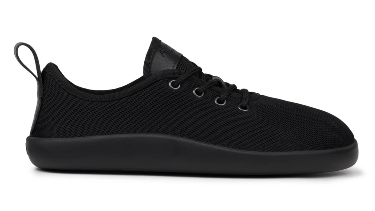 Barfußschuh, flache geschlossene Ausführung, Seitenansicht rechts. Schnürung, breite Zehenbox, sehr dünne flexible Sohle.