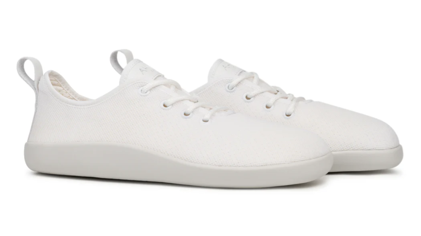 Barfußschuh, flache geschlossene Ausführung, schräge Vorderansicht als Paar. Runde Zehenform, bodennahe Konstruktion.