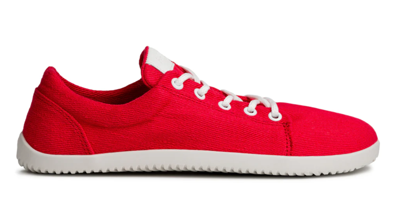Barfußschuh, flache geschlossene Ausführung, Seitenansicht rechts. Schnürung, breite Zehenbox, sehr dünne flexible Sohle.