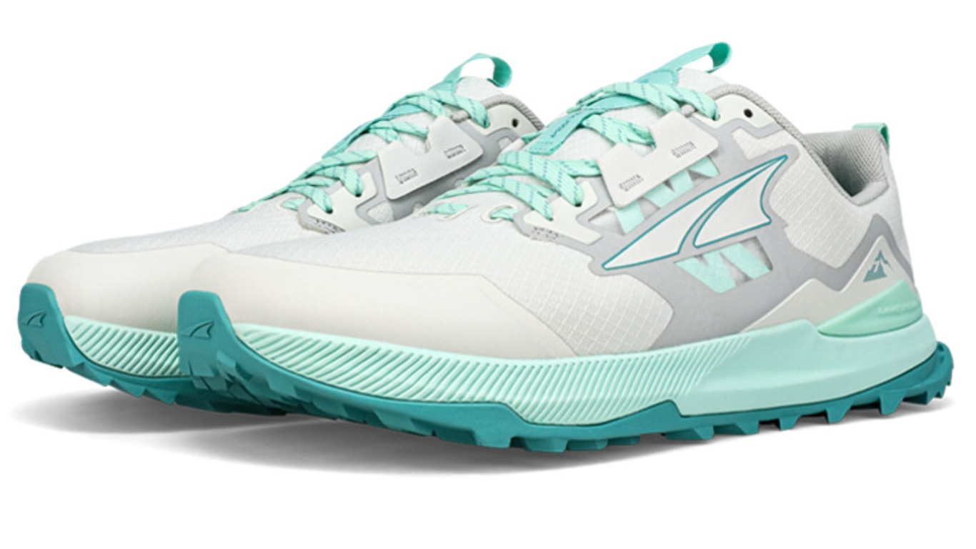 Trailrunningschuh, schräge Vorderansicht als Paar. Geschlossene Zehen, voluminöse Sohle, stabiler Aufbau.