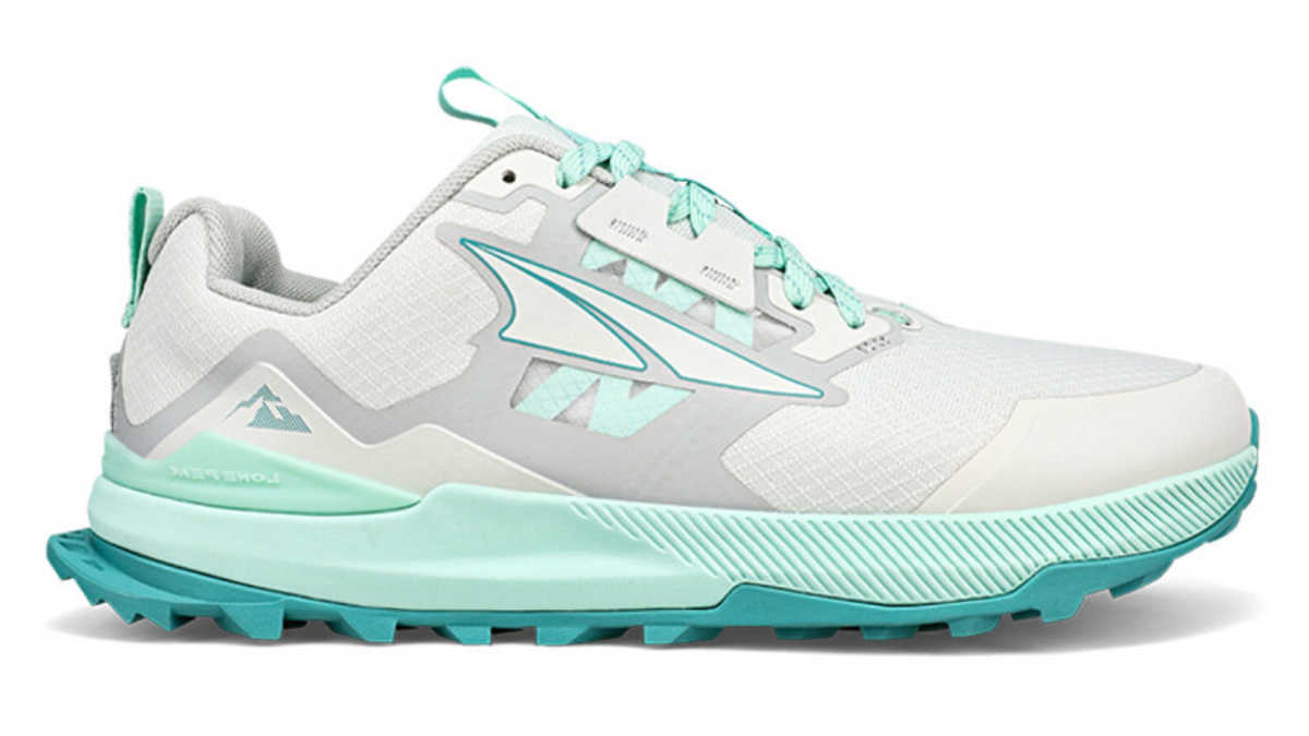 Trailrunningschuh, flache geschlossene Ausführung, Seitenansicht rechts Außenseite. Schnürung, niedrig geschnittener Schaft, stark profilierte Sohle.