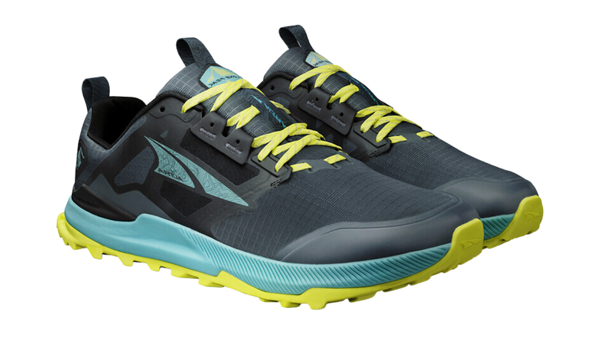 Trailrunningschuh, schräge Vorderansicht als Paar. Geschlossene Zehen, voluminöse Sohle, stabiler Aufbau.