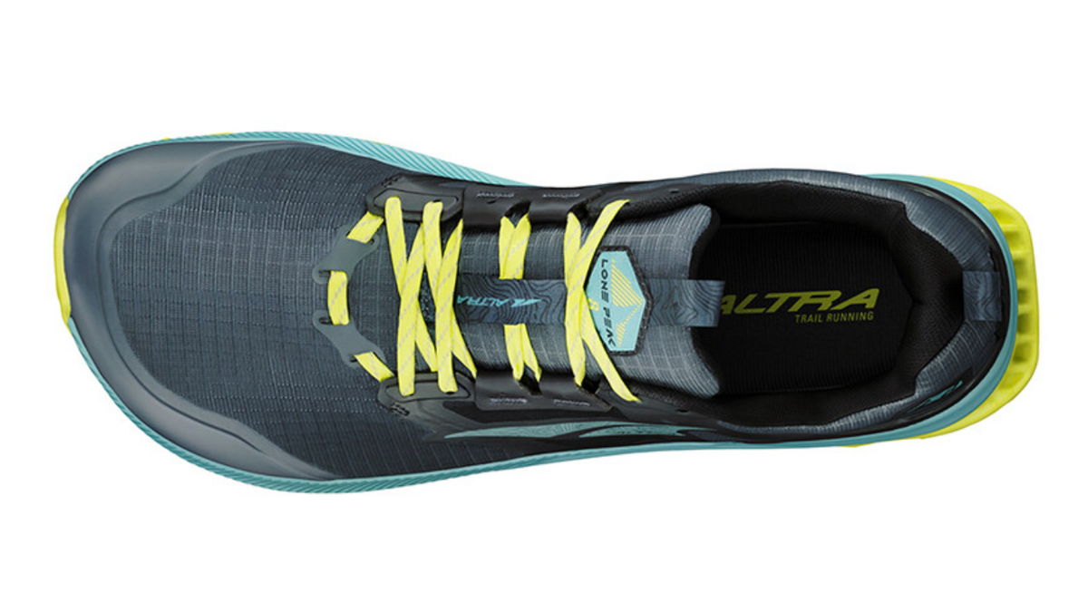 Trailrunningschuh, Draufsicht. Schnürung über dem Spann, gepolsterter Einstieg, schmal zulaufender Vorfuß.