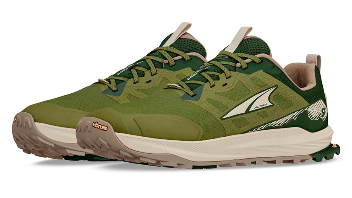 Trailrunningschuh, schräge Vorderansicht als Paar. Geschlossene Zehen, stabiler Aufbau, voluminöse Sohle.