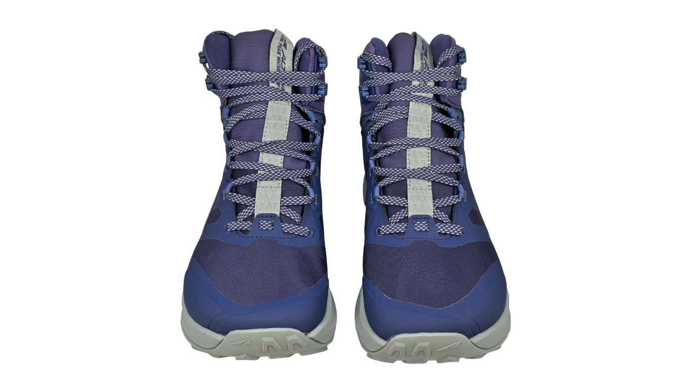 Wanderschuhe als Paar, Frontansicht. Symmetrische Schnürung, gleichmäßige Zehenform.