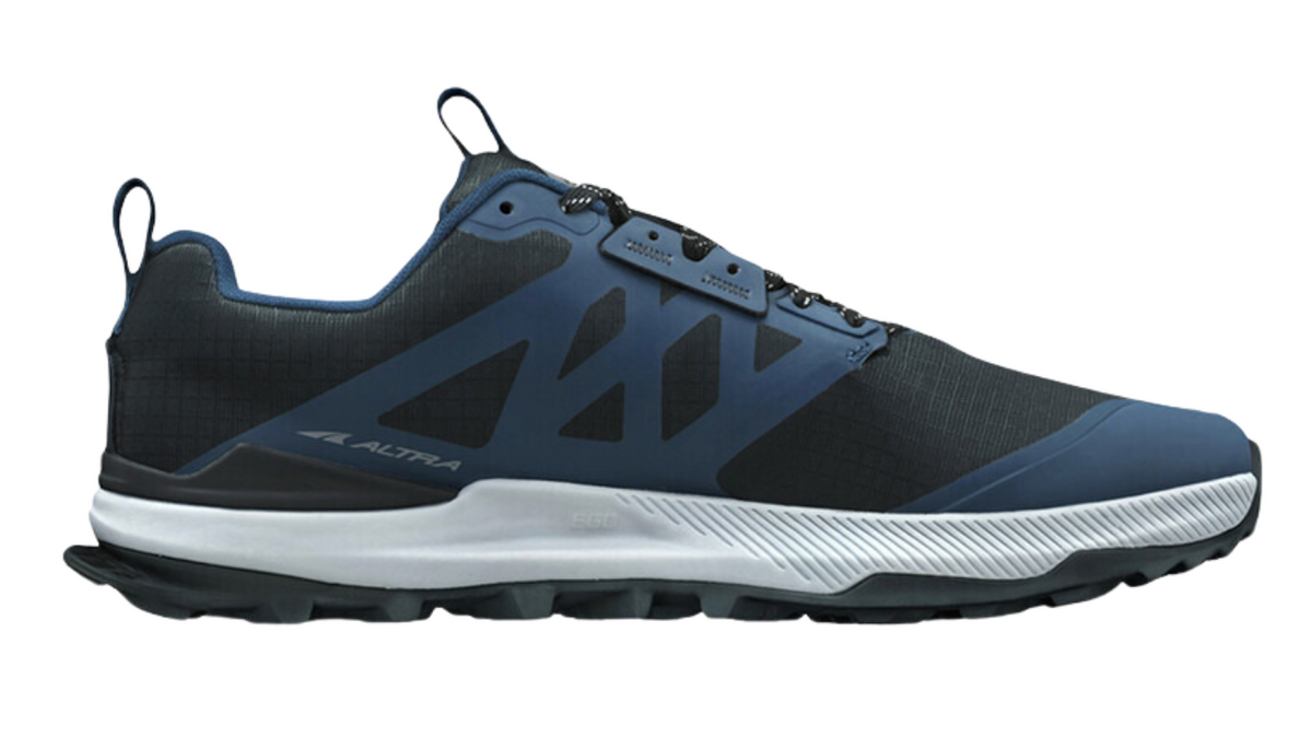 Trailrunningschuh, flache geschlossene Ausführung, Seitenansicht rechts Innenseite. Schnürung, niedrig geschnittener Schaft, stark profilierte Sohle.