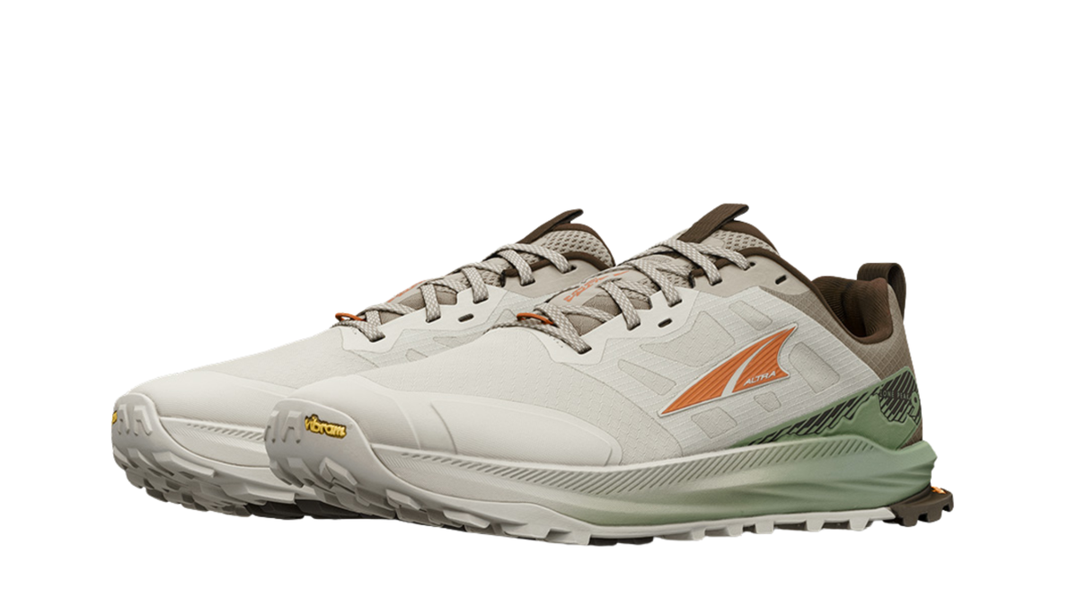 Barfußschuh für Erwachsene mit breiter Zehenbox, geschlossenem Zehenbereich, geschlossener Ferse, Schnürung, profilierte Sohle, schräge Vorderansicht.