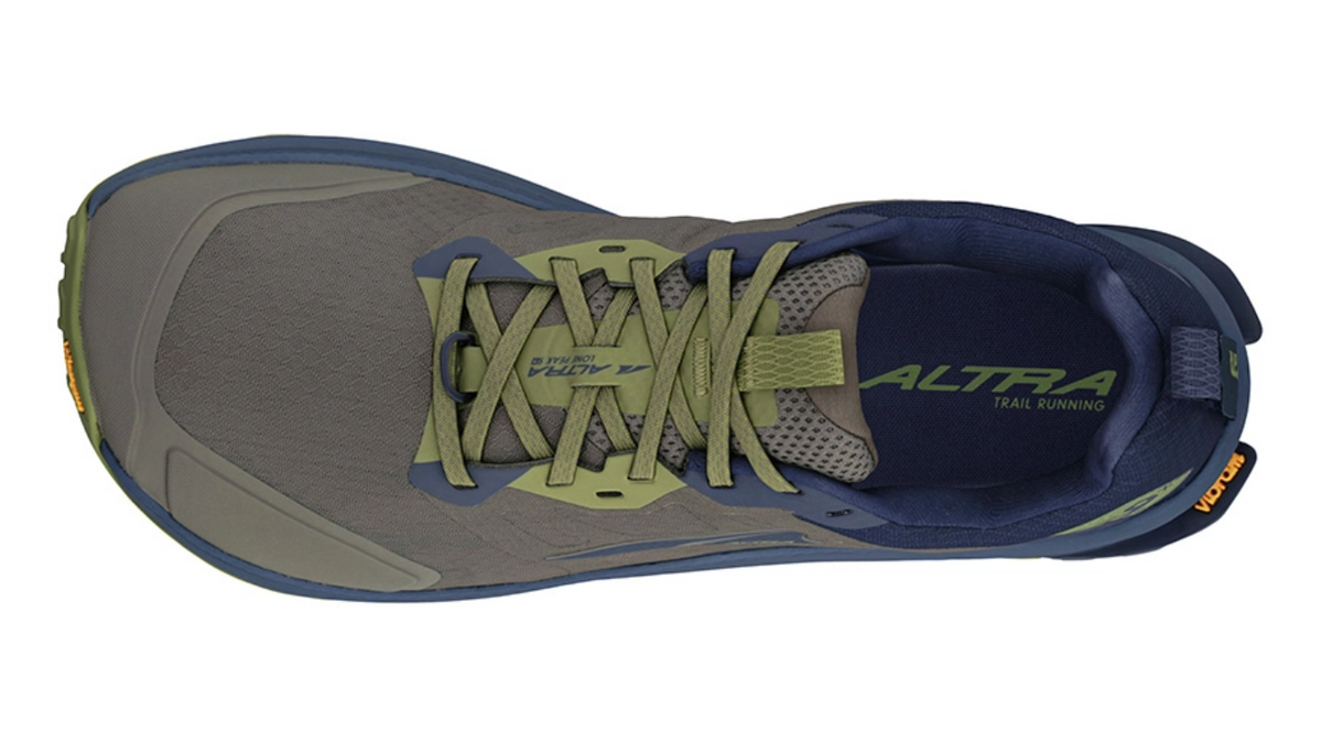 Trailrunningschuh, Draufsicht. Schnürung über dem Spann, gepolsterter Einstieg, schmal zulaufender Vorfuß.