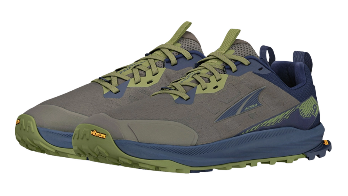 Trailrunningschuh, schräge Vorderansicht als Paar. Geschlossene Zehen, stabiler Aufbau, voluminöse Sohle.