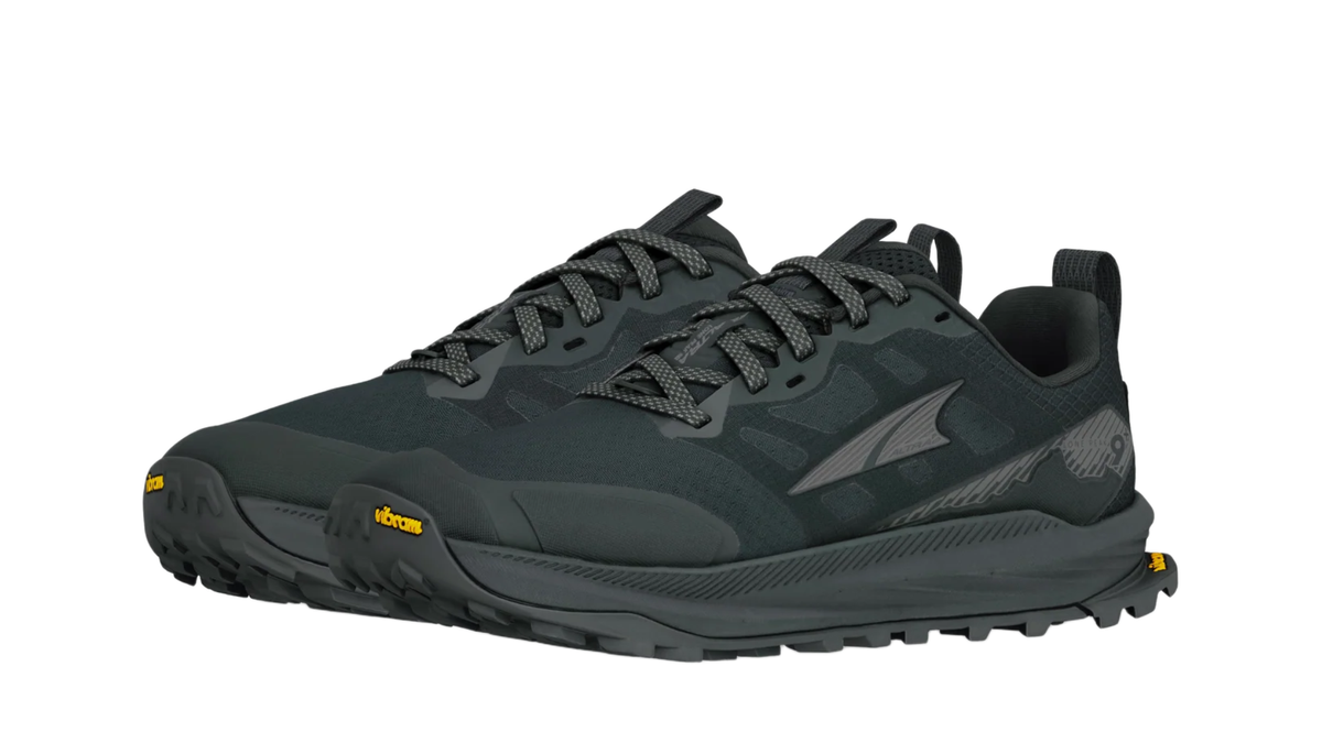Trailrunning-Schuh für Erwachsene mit geschlossener Zehenbox, geschlossener Ferse, Schnürung, profilierter Sohle, Seitenansicht.