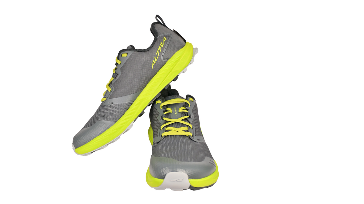 Laufschuh, schräge Vorderansicht als Paar. Geschlossene Zehen, sportliche Silhouette, voluminöse Sohle.