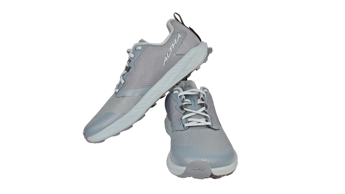 Laufschuh, schräge Vorderansicht als Paar. Geschlossene Zehen, sportliche Silhouette, voluminöse Sohle.