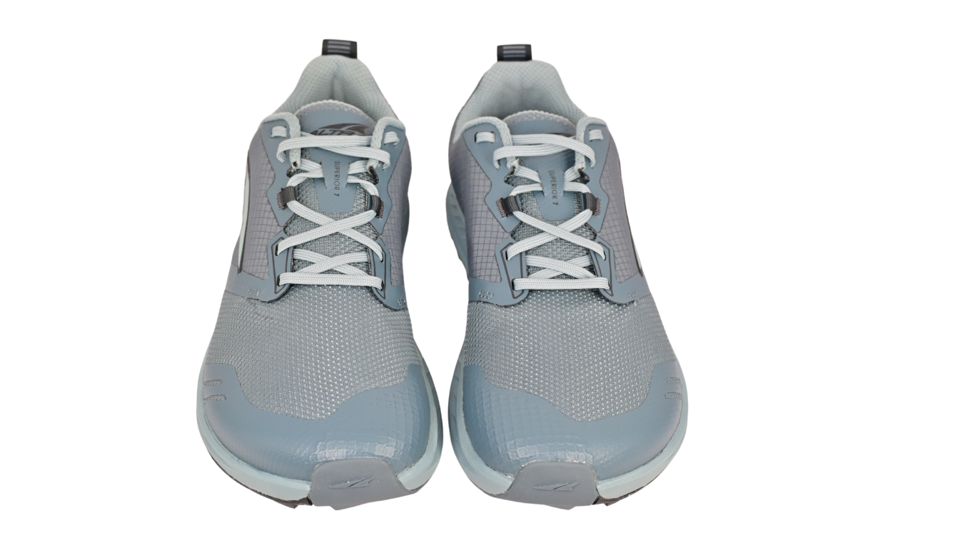 Laufschuhe als Paar, Frontansicht. Symmetrische Schnürung, gleichmäßige Zehenform.