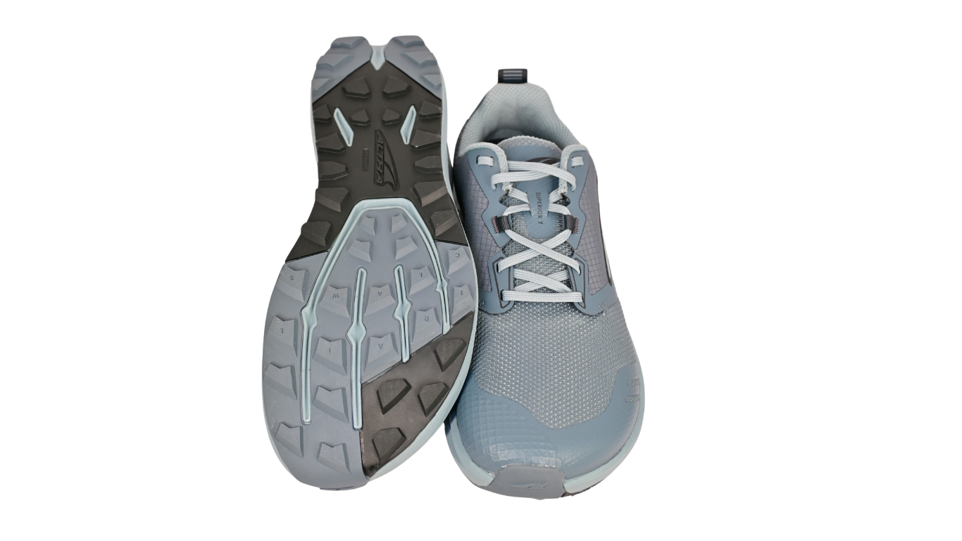 Laufschuh, Ansicht von unten als Paar. Segmentierte Laufsohle mit klar abgegrenzten Profilfeldern.