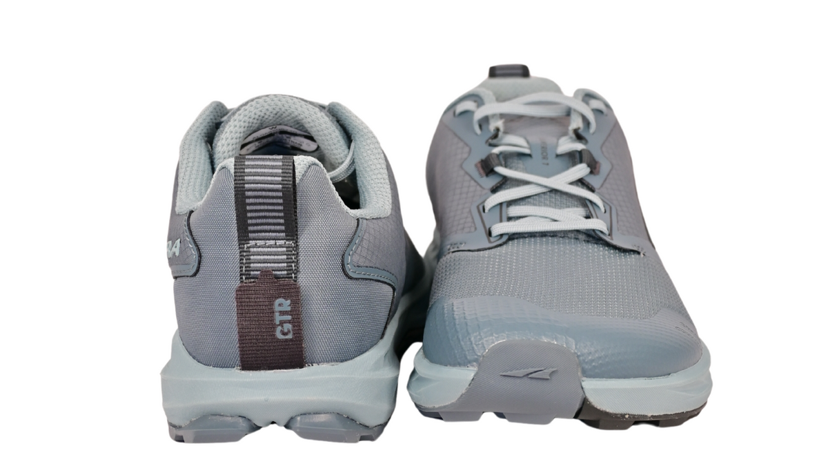 Laufschuhe als Paar, Rückansicht. Gerader Fersenbereich, durchgehende Sohlenlinie.