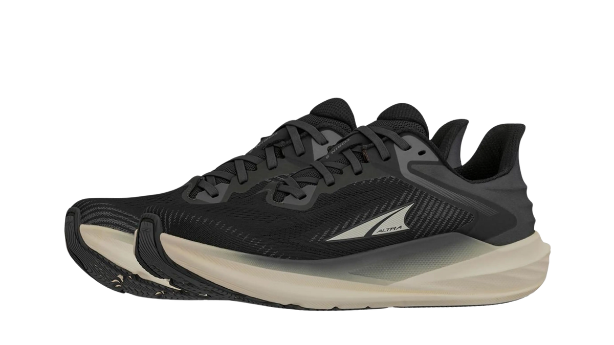 Sportschuh für Erwachsene als Paar mit breiter Zehenbox, geschlossenem Zehenbereich, geschlossener Ferse, Schnürung, schräge Vorderansicht.
