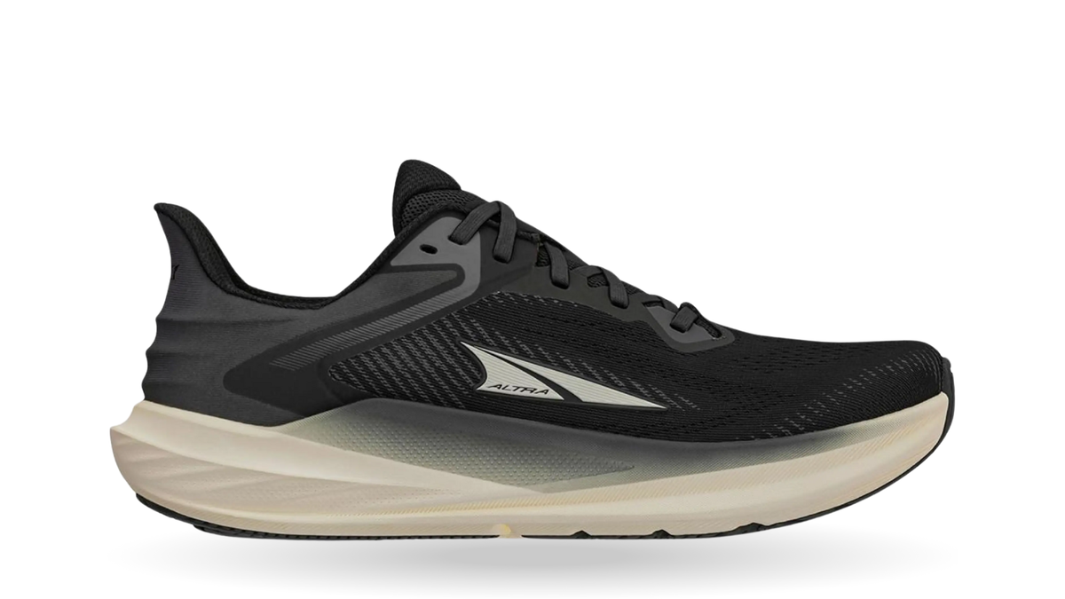 Sportschuh für Erwachsene mit breiter Zehenbox, geschlossenem Zehenbereich, geschlossener Ferse, Schnürung, dickere Sohle, Seitenansicht außen.